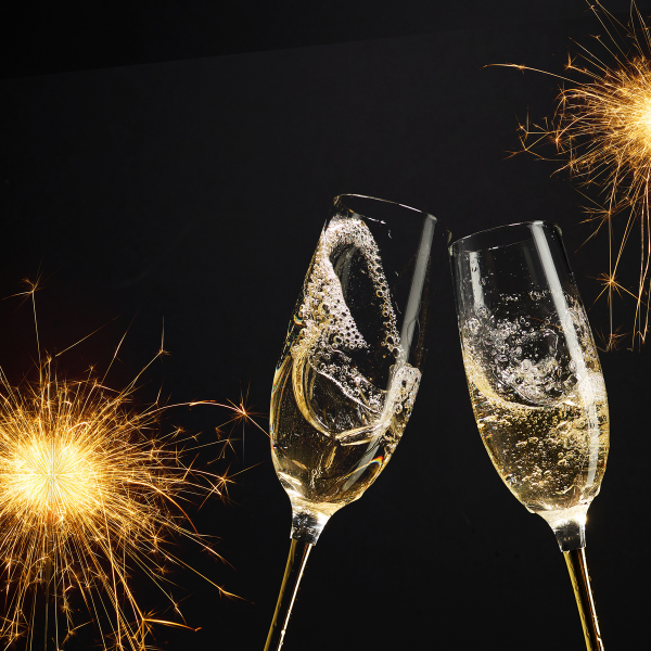 bollicine italiane per brindisi di Capodanno con calici e bottiglia
