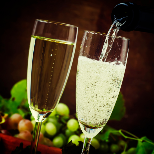 Bottiglie di Franciacorta e calici su una tavola natalizia