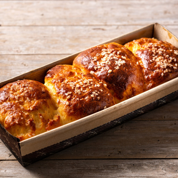Piccoli sandwich di pan brioche salato farciti su un vassoio