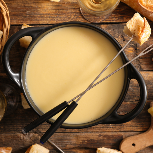 Vol-au-vent di pasta sfoglia ripieni di fonduta e funghi